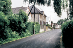 Die Dorfstrasse mit dem alten Elternhaus